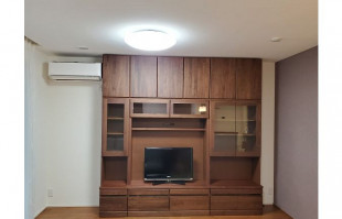 大川家具の壁面収納型テレビボードとエアコン