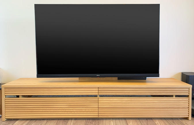 大川家具の無垢テレビボードとグリーンのラグ(カセタニ家具)