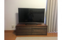 ウォールナット色の大川家具の無垢テレビボード設置例