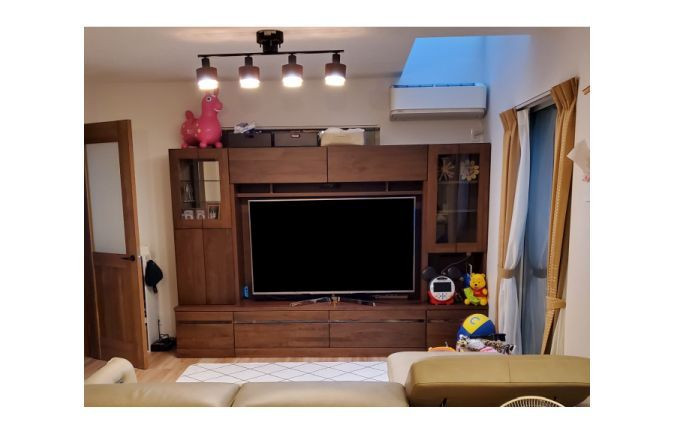 ダウンライトに照らされた大川家具の無垢テレビボード(ルームズ大正堂玉川店)