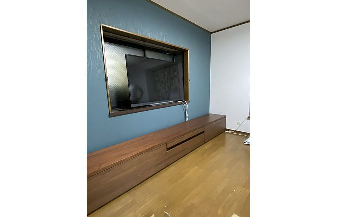 特長的な壁面に設置された横浜市K.J様の天然木テレビボード