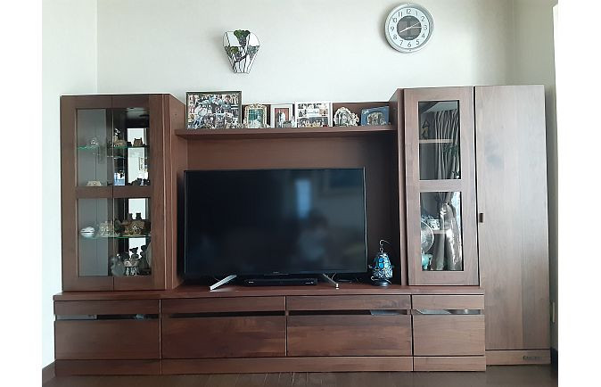 様々な写真が飾られた大川家具の壁面収納型テレビボード(ルームズ大正堂あざみ野店)
