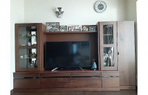 様々な写真が飾られた大川家具の壁面収納型テレビボード