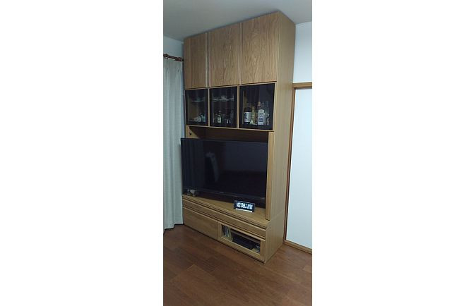 大川家具の壁面収納型テレビボード「ヴィーダ」の設置例