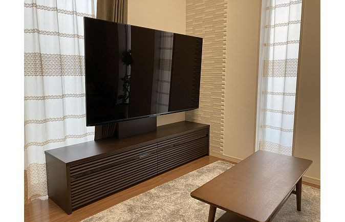 大川家具のテレビボードとラグとリビングテーブル