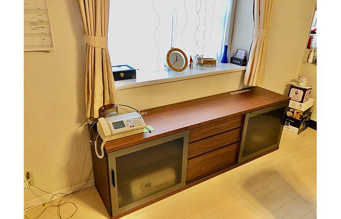 Fax付き電話が置かれた横浜市T.K様の天然木テレビボード