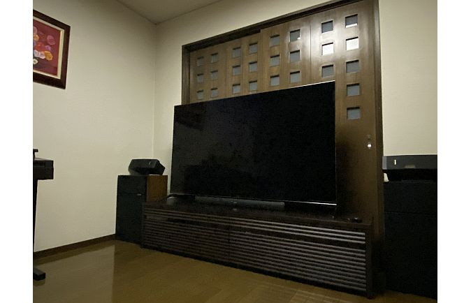 スピーカーが設置された大川家具のテレビボード