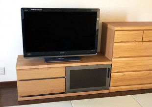 和室に設置された豊橋市K.O様の天然木テレビボード