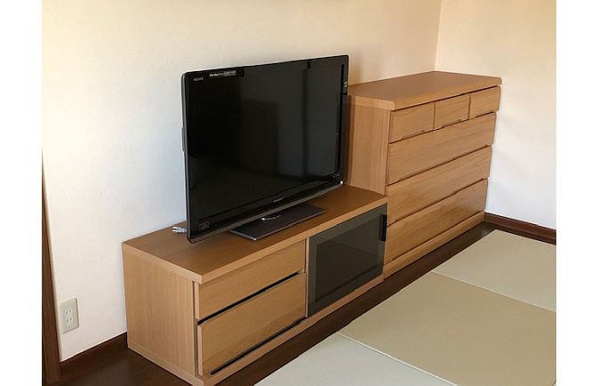同系色のチェストの横に設置された大川家具テレビボード