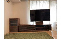 大川家具のキャビネットと壁掛け対応テレビボード