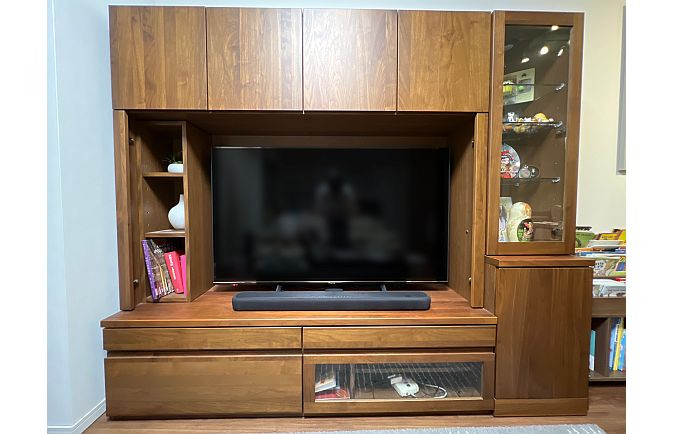 サウンドバーやアロマディフューザーが設置された大川家具のテレビボード(大塚家具銀座店)