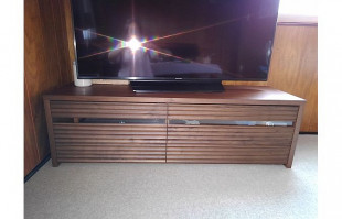 絨毯のお部屋に設置された大川家具のテレビボード(アンドルーム)