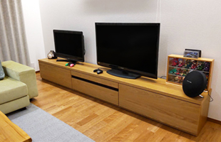 2台のテレビとコレクションケースが設置された静岡市T.S様の天然木テレビボード(栗田家具センター)