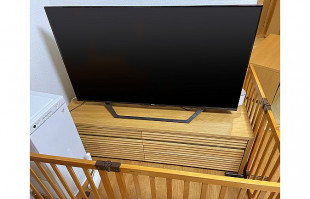 ベビーサークルで囲まれた大川家具のテレビボード(オーキタ家具)