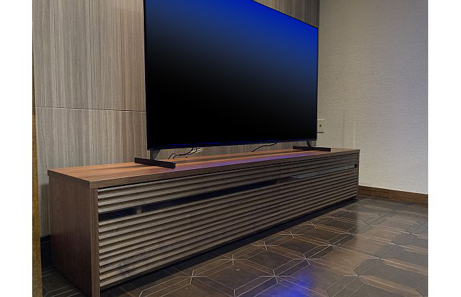 オシャレな壁面とフロアーと大川家具のテレビボード