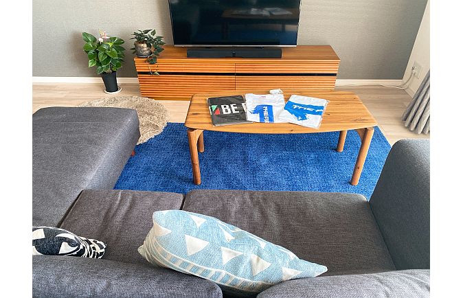 大川家具のテレビボードとソファとセンターテーブルとラグ