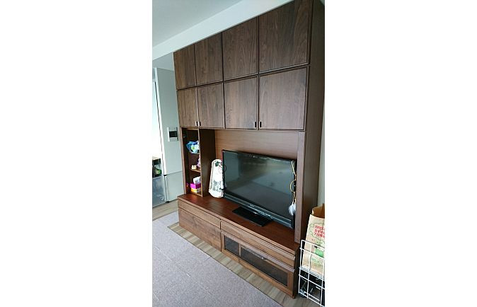 梁ぴったりの奥行と高さで製作された大川家具のテレビボード