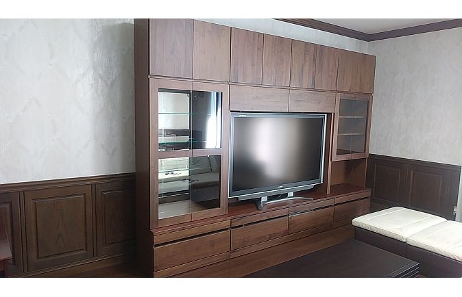 豪華なお部屋に設置された大川家具のテレビボード