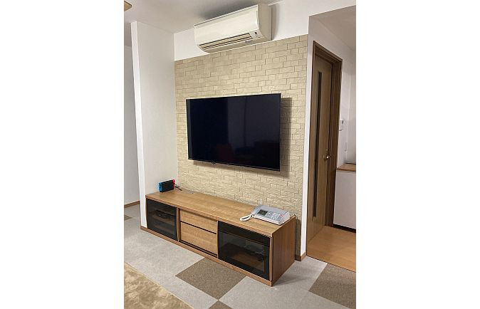 大川家具のテレビボードと壁掛けテレビとエアコン