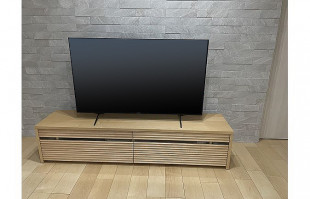 石張りの壁面と大川家具のテレビボード