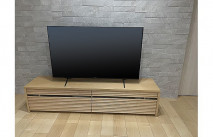 石張りの壁面と大川家具のテレビボード