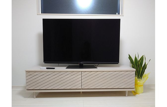 越谷市T.O様のテレビボードと観葉植物