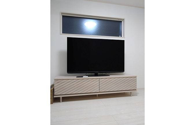 大川家具のテレビボードと明り取り窓