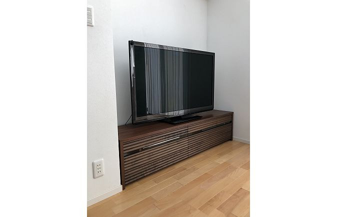 ウォールナット色の大川家具のテレビボード設置事例