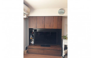 梁の高さピッタリに設計された大川家具のテレビボード(リビングハウス豊洲店)