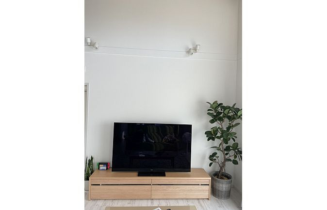 ダウンライトが設置された壁面と大川家具のテレビボード(太陽家具)