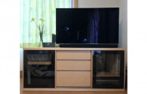 お花が生けられた大川家具のテレビボード(楽天ふるさと納税)