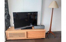 スタンドライトと大川家具のテレビボード