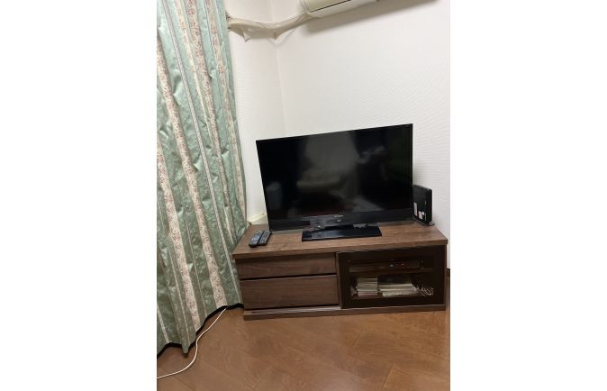 エアコンの下に設置した大川家具のテレビボード(ふるなび)