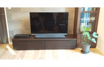 キャビネット横の大川家具のテレビボード(東京インテリア)