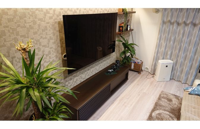 植物に挟まれた大津市A.K様のテレビボードと壁掛けテレビ