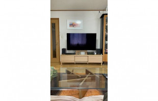 大川家具の脚付きテレビボードとガラス天板のセンターテーブル