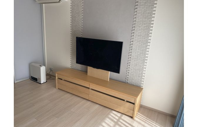 大川家具の壁掛け対応テレビボードとファンヒーター
