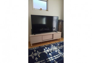 大川家具の脚付きテレビボードと青いラグ