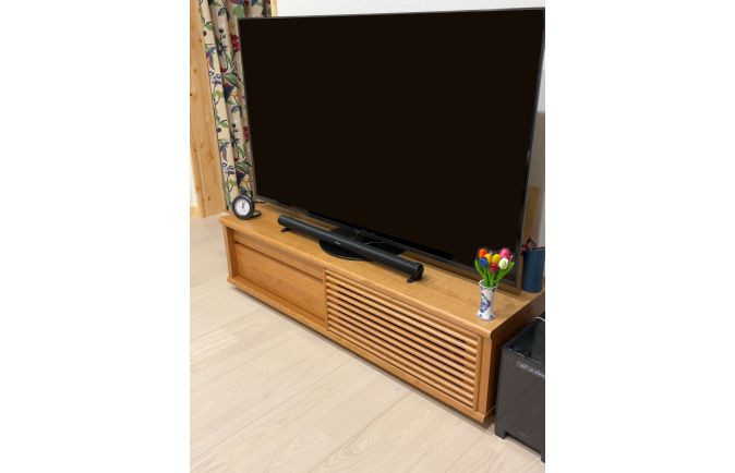 大川家具のテレビボードとサウンドバー