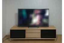 オークナチュラル色の大川家具の脚付きテレビボード