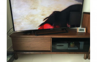 ウォールナット色の大川家具の脚付きテレビボード(島忠ホームズ府中店)