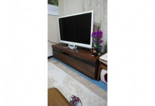 モンチッチの人形を設置した大川家具のテレビボード