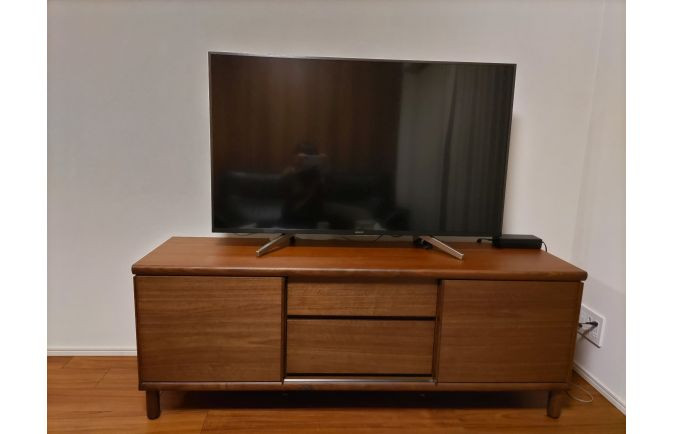 ウォールナット系の床材と大川家具の脚ありテレビボード