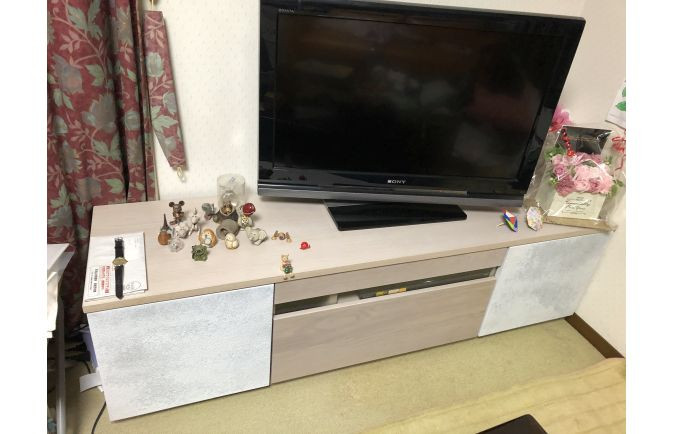 お花や小物を設置した 松山市M.O様の無垢テレビボード