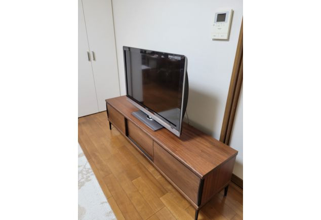 奈良市H.M様のウォールナット色の天然木脚付きテレビボード