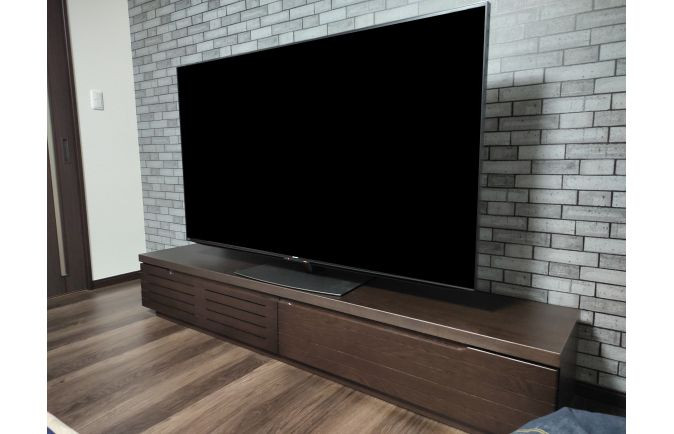 リビングに調和した床材と大川家具のテレビボード