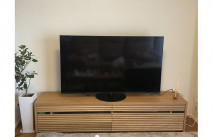 観葉植物と大川家具の無垢テレビボード