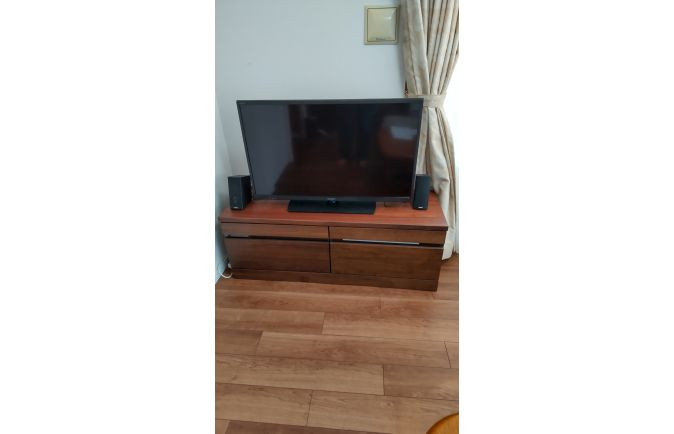 同系色の大川家具のテレビボードと床材(リビングハウス西宮店)