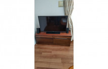 同系色の大川家具のテレビボードと床材