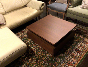 絨毯の上に設置した大川家具のリビングテーブル(ふるなび)
